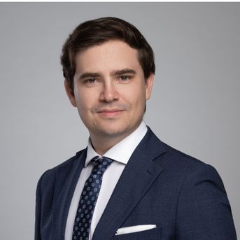 Zdjęcie przedstawiające Senior Associate kancelarii Dominica Kisielewskiego