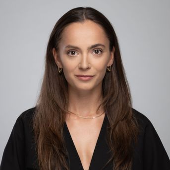 Zdjęcie przedstawiające Senior Associate kancelarii Julię Wyszyńską-Karłoskę